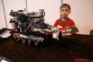 Робот-огородный трактор, способный поливать и вскапывать почву одновременно.