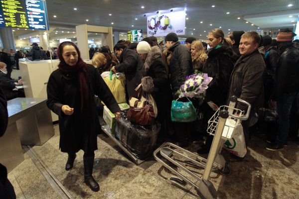 В аэропортах и других транспортных узлах страны введён особый режим безопасности.