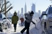 Жители чистят улицы от снега в Нью-Йорке.