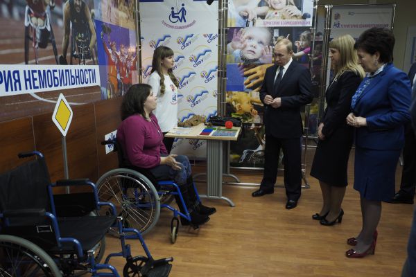 Путин осмотрел интерактивную площадку «Территория взаимопонимания», где занимаются будущие педагоги, которым предстоит работать с людьми с ограниченными возможностями здоровья. 