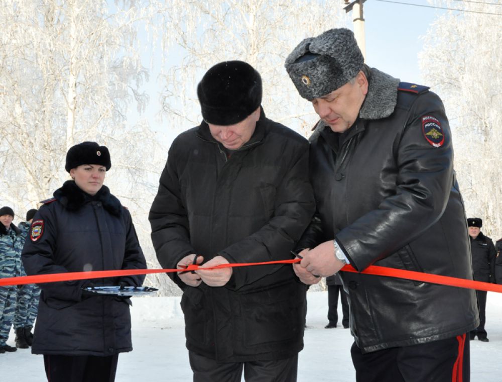 Почетное право перерезать красную ленту было предоставлено начальнику Управления МВД России по Ульяновской области Юрию Варченко.