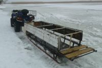Калининградец за деньги катал людей по тонкому льду залива на квадроцикле.