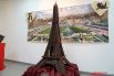 Самым объёмным предметом на выставке является миниатюрная копия Эйфелевой башни. Её вес составляет 45 кг. 