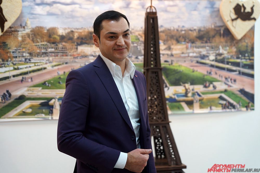 Автор необычных работ - потомственный кулинар из Крыма и известный кондитер Николай Попов.
