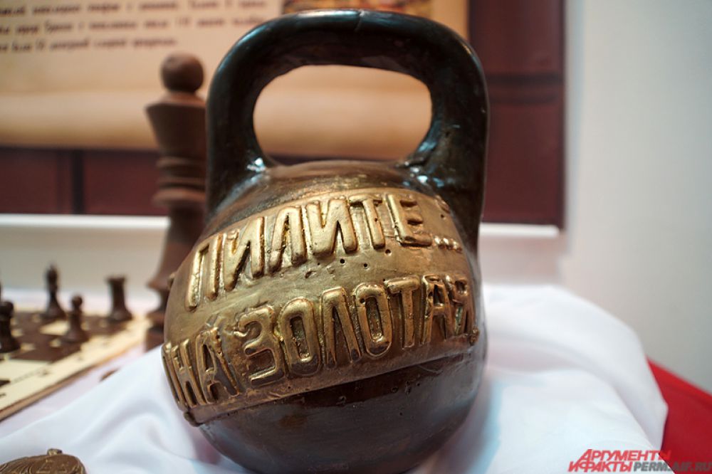 Огромная шоколадная гиря.