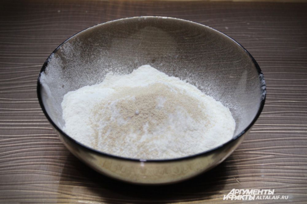 Готовим тесто: просеиваем большую часть муки и добавляем в нее соль, сахар, дрожжи. 