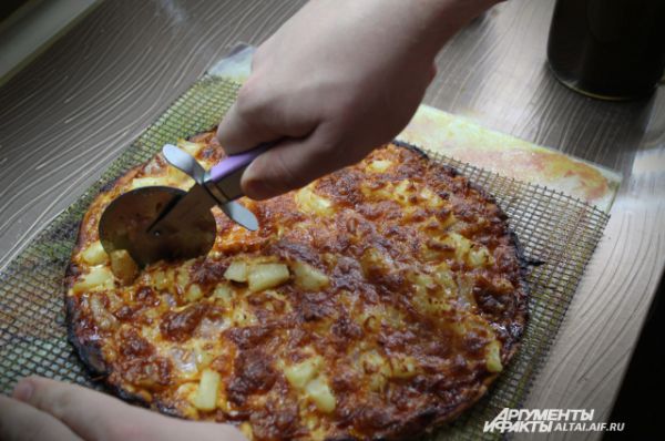 Режем пиццу специальным ножом на равные части. Украсить пиццу и придать ей более яркий вкус поможет ароматная и свежая зелень: листья салата, орегано или  красный базилик.