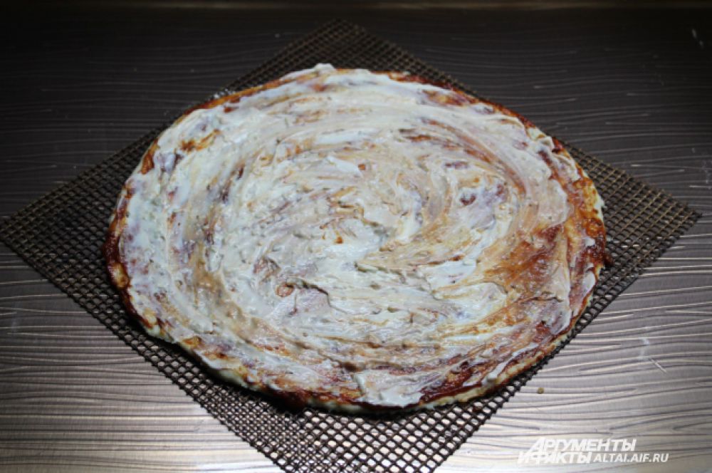 Сверху смазываю майонезно-чесночным соусом.