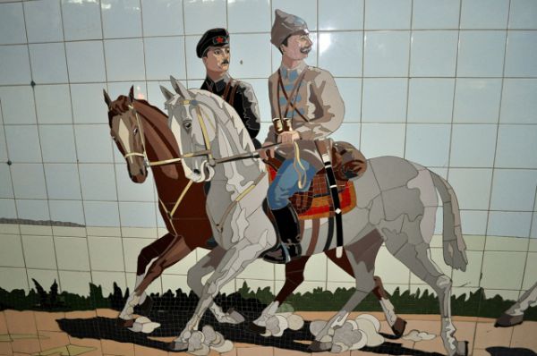 Огромное мозаичное полотно в переходе на пр. Будённовском продолжает тему патриотизма и казачества.