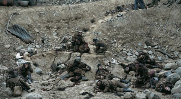 Фотография канадского фотографа Джеффа Уолла «Говорят мёртвые воины», созданная под влиянием войны в Афганистане в 1992 году, была продана за $3 666 500.