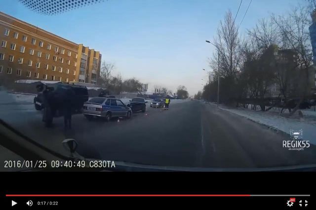 Патрульный автомобиль спровоцировал массовую аварию в Омске.