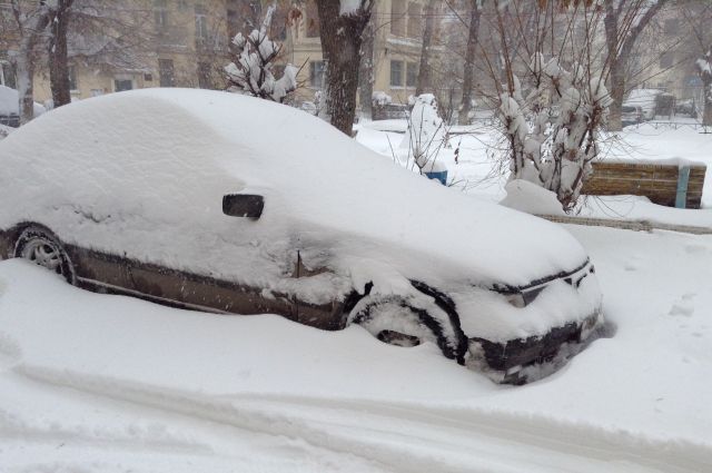 Машина застряла в снегу.