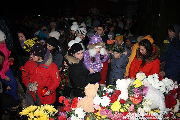 Жители Петропавловска-Камчатского провели акцию памяти погибших второклассников.