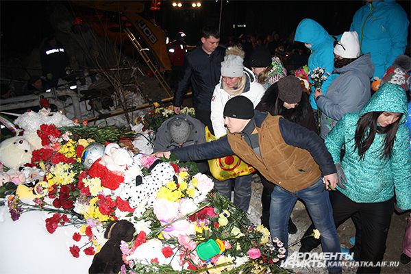 Жители Петропавловска-Камчатского провели акцию памяти погибших школьников.