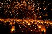 Похожая традиция существует в Таиланде. Во время проведения фестиваля Йи Пенг ночное небо освещается тысячами летящих фонариков.