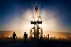 Грандиозный фестиваль Burning man вот уже 25 лет проходит в США, штате Невада, в пустыне Блэк-Рок. Он начинается в последний понедельник августа, в ноль часов одну минуту. На неделю в пустыне устанавливаются фантастические арт-объекты, которые сжигаются по окончании фестиваля.