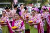 Фестиваль цветов — удивительное по красоте мероприятие, которое ежегодно проходит в тайском городе Чиангмай. Традиционно праздник начинается в первую пятницу февраля и длится три дня. Главным событием фестиваля является парад, во время которого по городу проносят сотни тысяч цветов. 