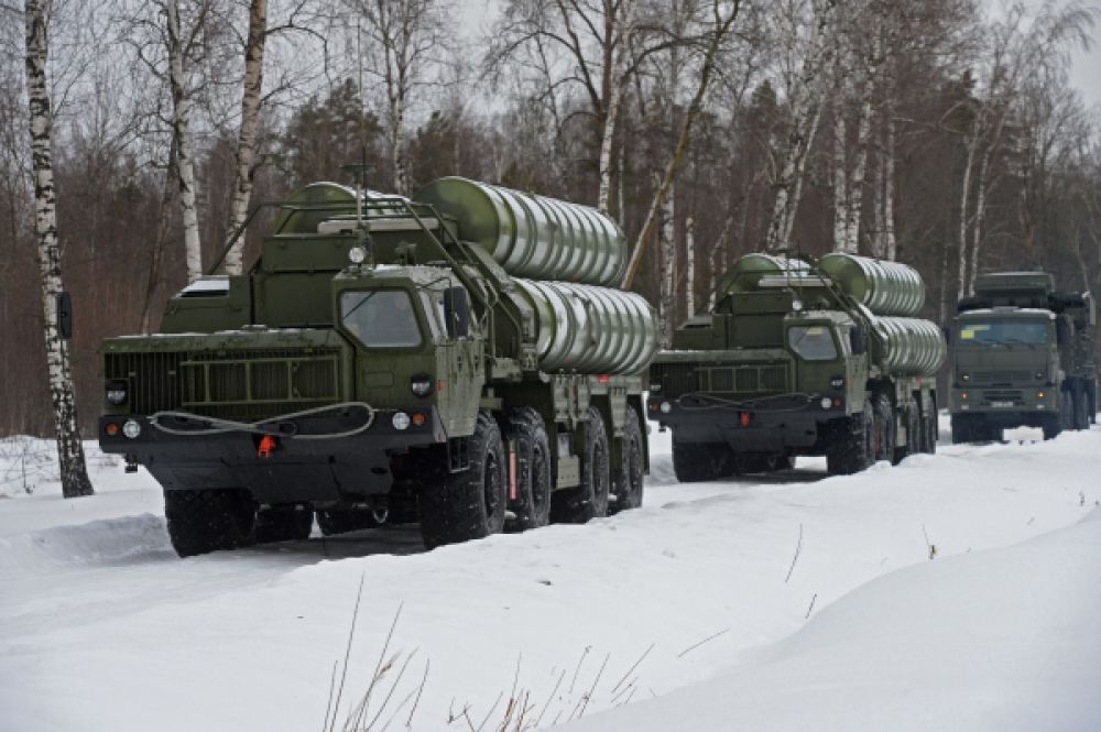 Пусковые установки зенитной ракетной системы С-400.