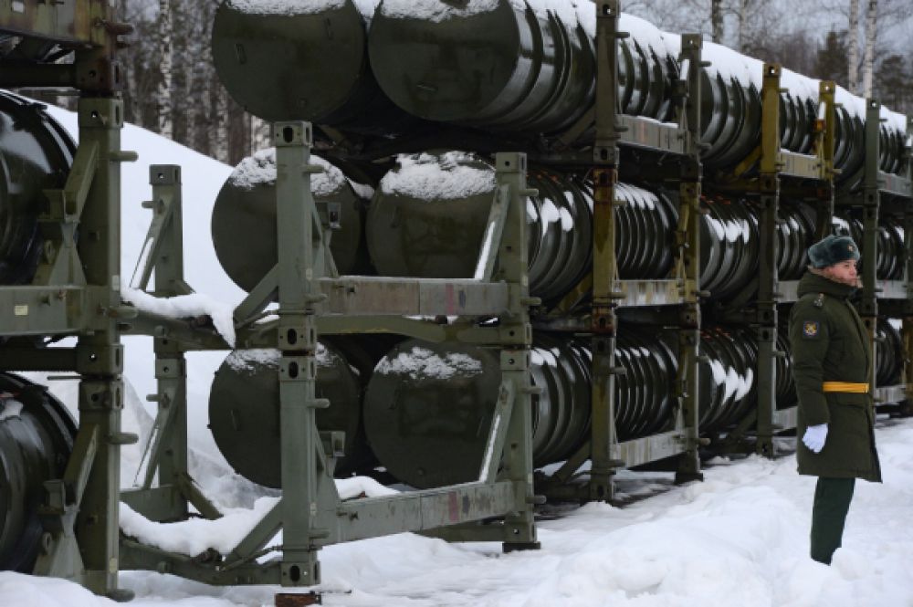 Военнослужащий у стеллажей с контейнерами зенитных ракет системы С-400 «Триумф».