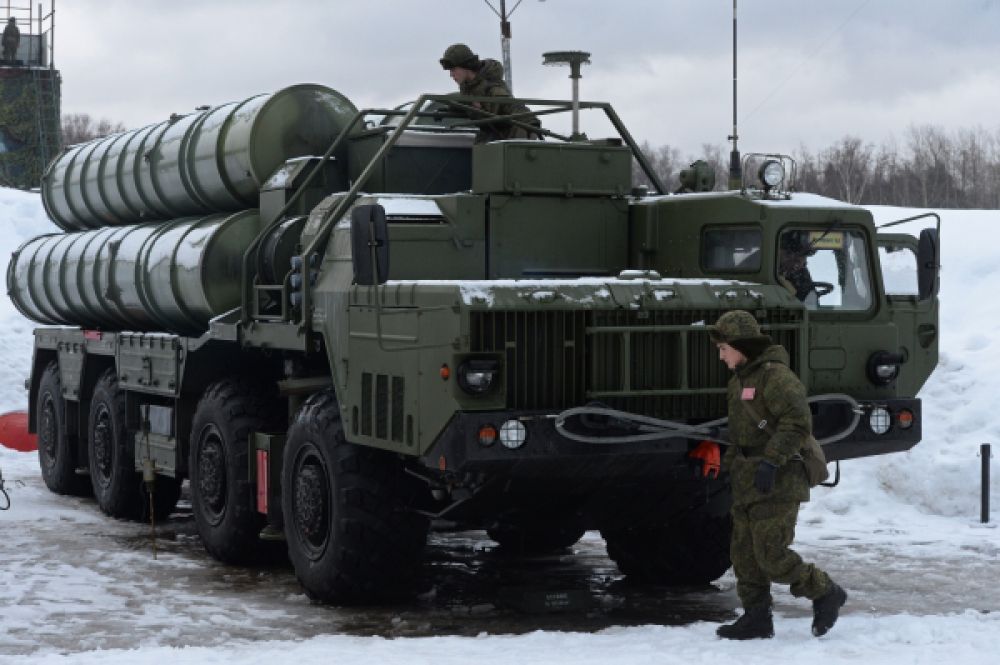 Военнослужащие 606-го краснознаменного гвардейского зенитного полка у пусковой установки зенитной ракетной системы С-400.