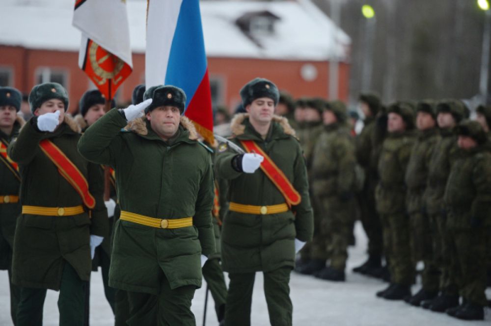 Военнослужащие 606-го краснознаменного гвардейского зенитного полка на торжественной церемонии.