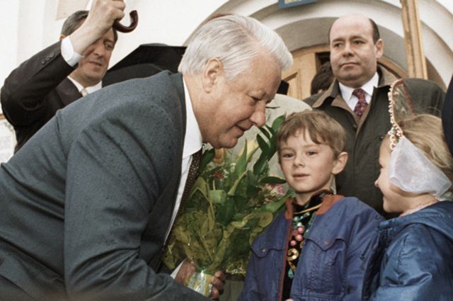 Борис Ельцин беседует с детьми, 1996 год.