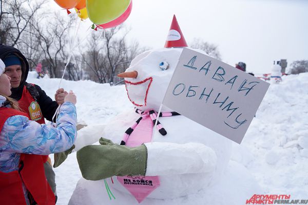 Как итог - 12 необычных снеговиков предстали на суд строго жюри.