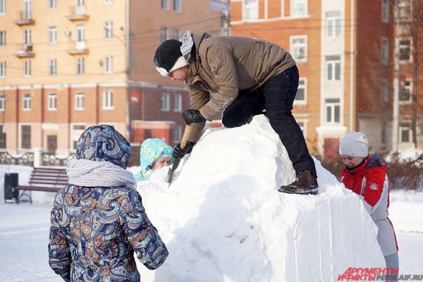 12 командам дали полтора часа, чтобы создать необычную снежную композицию.