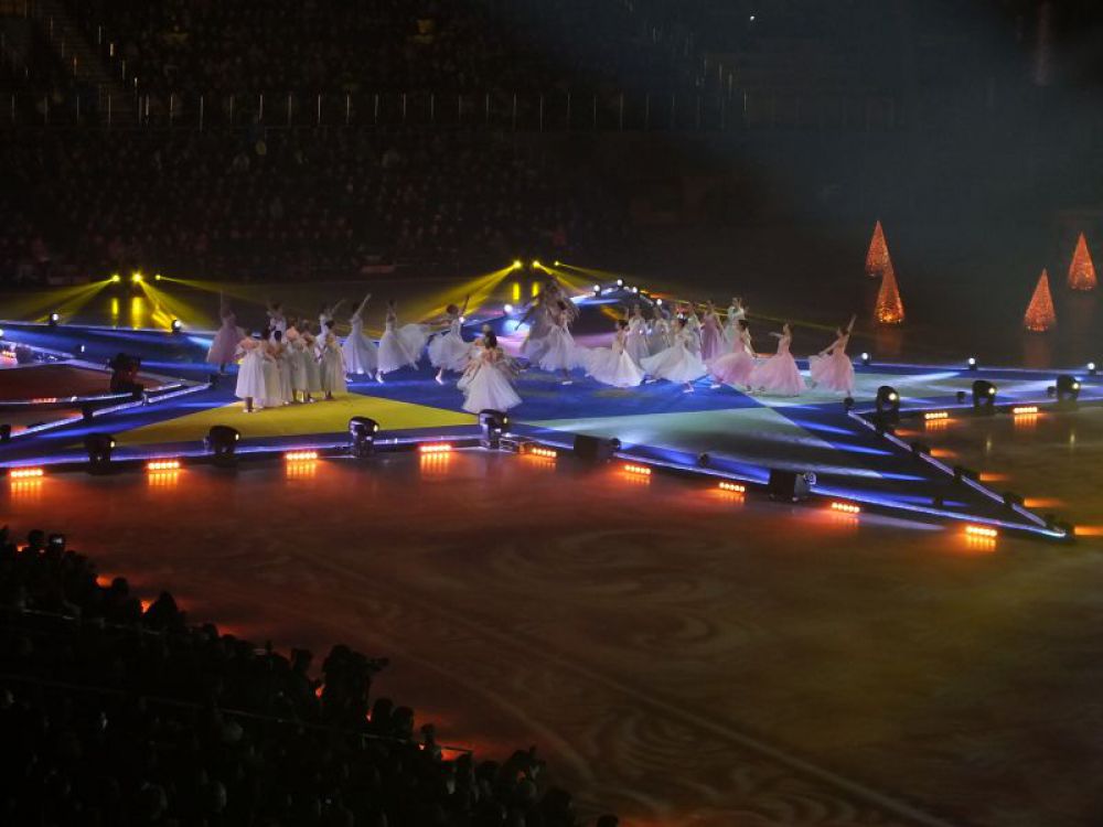 Артисты и спортсмены устроили на ледовой арене настоящее волшебство