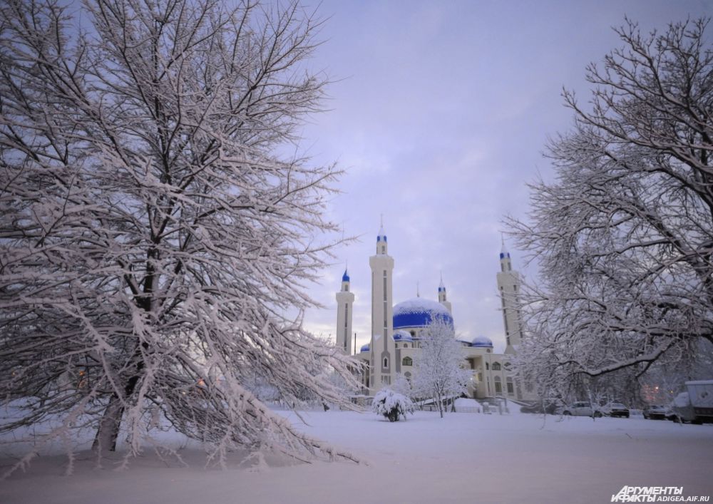 Погода г майкоп. Соборная мечеть Майкопа зимой. Майкоп Адыгея зимой. Мечеть Майкоп зимой. Город Майкоп зимой.