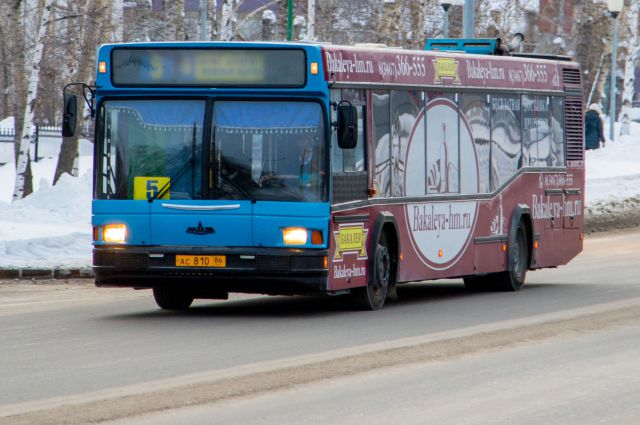 Автобус на улице Ханты-Мансийска.
