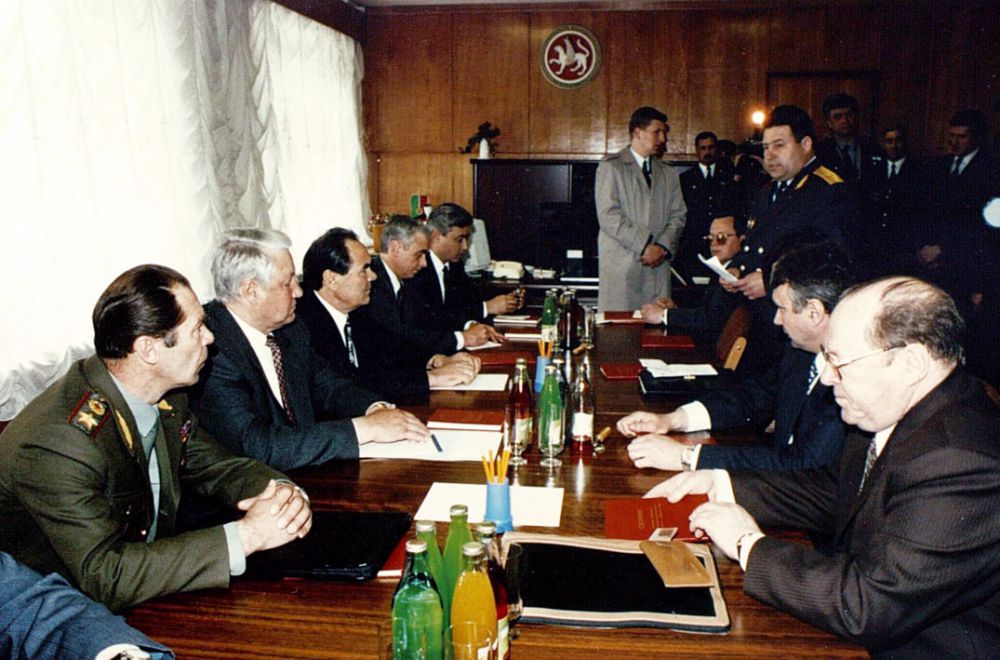 Ельцин на встрече с руководителями КАМАЗа в Челнах, 1993 год.