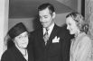 Гейбл и Ломбард были одной из самых красивых пар Голливуда, однако, их счастливая жизнь оборвалась внезапно: 16 января 1942 года самолет, в котором находилась Кэрол, разбился. Кларк Гейбл с женой Кэрол Ломбард и её матерью – Элизабет Питерс.