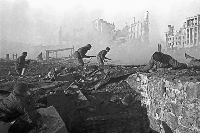Уличные бои в Сталинграде. Штурм дома. Ноябрь 1942 г.