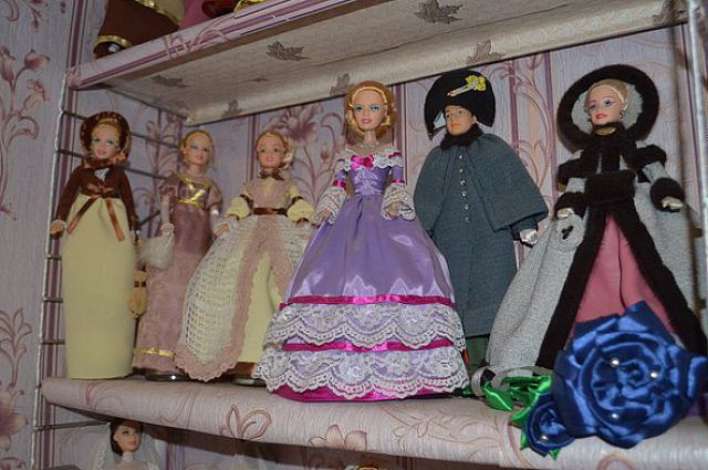 Все куклы из коллекции Ксении хранятся на полках в её комнате