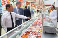 Председатель правительства России Дмитрий Медведев во время посещения гипермаркета в городе Кореновск.