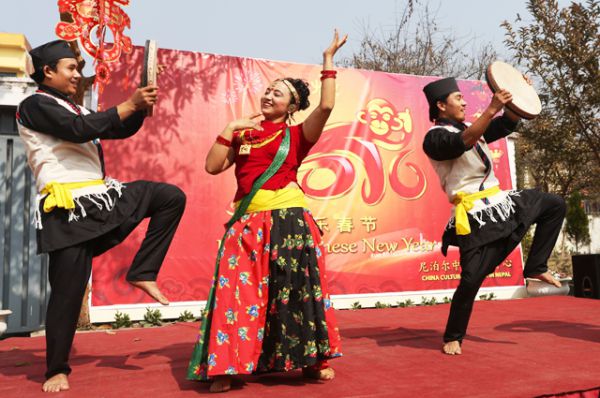 Непальские артисты исполняют танец в честь предстоящего Нового года в Катманду.