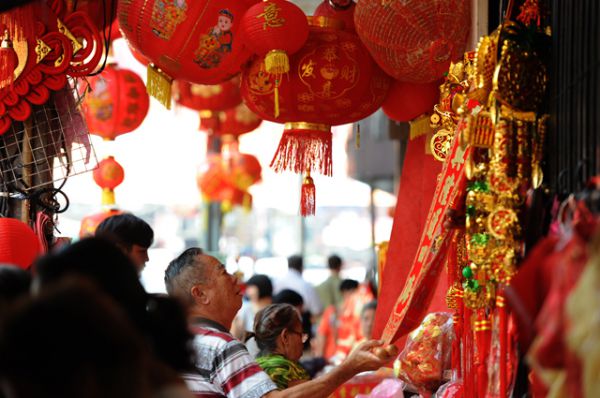 Тайцы покупают новогодние украшения в китайском квартале в Бангкоке. 