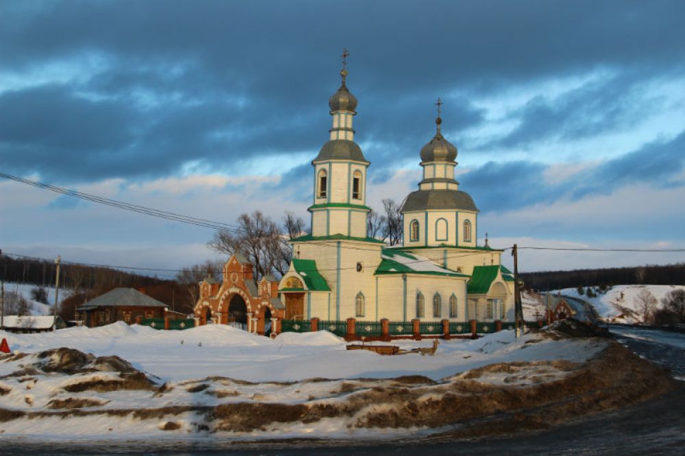 Церковь в Прислонихе гармонирует с любым временем года и с любой погодой