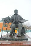 Проезжающих мимо приветствует сам Аркадий Александрович (памятник работы карсунского скульптора Александра Свиязова)