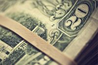 Доллар США подорожал на 20 копеек