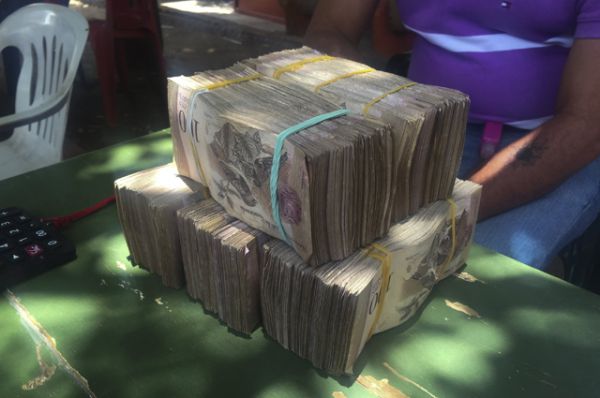 Местная валюта Венесуэлы на столе валютного трейдера в приграничном городе Майкао, Колумбия.