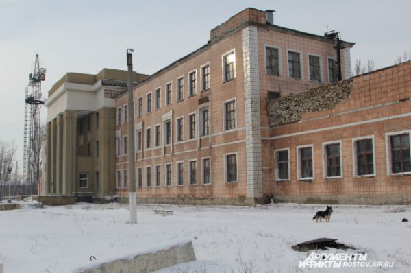 Следующий объект нашего посещения – шахта «Гуковская», находящаяся в центре Гуково. Административное здание сохранилось в хорошем состоянии и похоже на Дворец культуры. 