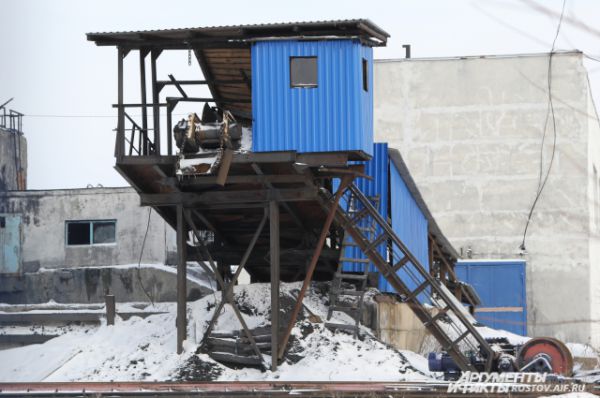 «Алмазная» считалась одной из передовой шахт в России. Здесь использовалось самое современное угледобывающее оборудование, которое теперь под слоем воды. 