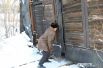 Сельский депутат Василий Аксенов определяет, что шахтеры на днях еще заходили в штольню. Такой вывод подтверждают следы на снегу. Но сейчас дверь закрыта. 