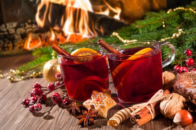 Во время зимних прогулок вместо алкоголя лучше согреваться сбитнем и пряным горячим чаем.