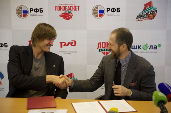Андрей Кириленко и президент ПБК «Локомотив-Кубань» Андрей Ведищев подписывают меморандум о сотрудничестве.