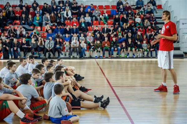 Мастер-класс в «Баскет-холле», по оценкам организаторов, собрал около 800 любителей баскетбола.