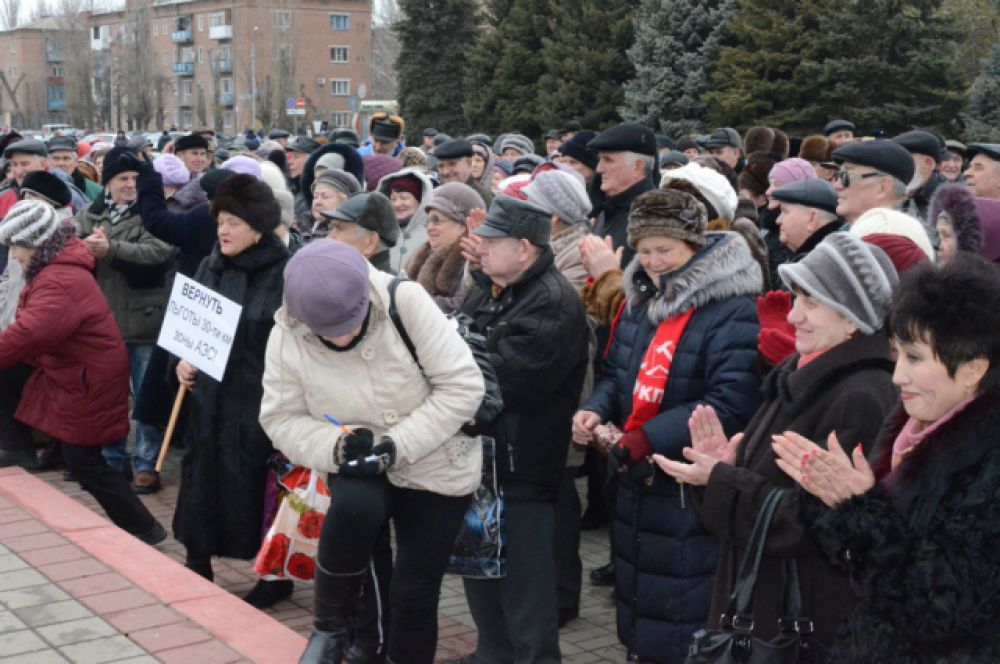 Несколько сотен человек собрались на площади Победы, чтобы поддержать местное отделение КПРФ.