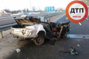 Водитель «ВАЗ» не справился с управлением и врезался в припаркованный грузовик Renault Magnum